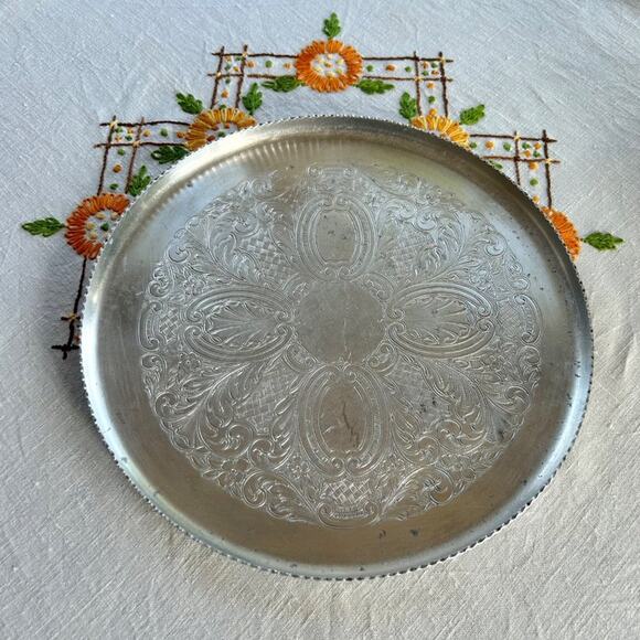 Vintage 1950s Pressed Aluminum Round Serving Tray with scalloped Edge - Picture 5 of 11